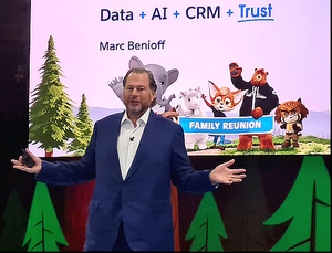 Marc Benioff s’affiche devant le message illustrant l’intégration et la cohésion de l’offre combinant données, IA, CRM et confiance.