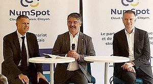 Hervé Thoumyre, directeur Expérience client, Services numériques et Donnée chez CNP Assurances, Alain Issarni, président exécutif de NumSpot et Guillaume Poupard, DGA chez Docapost, lors de la conférence de presse.