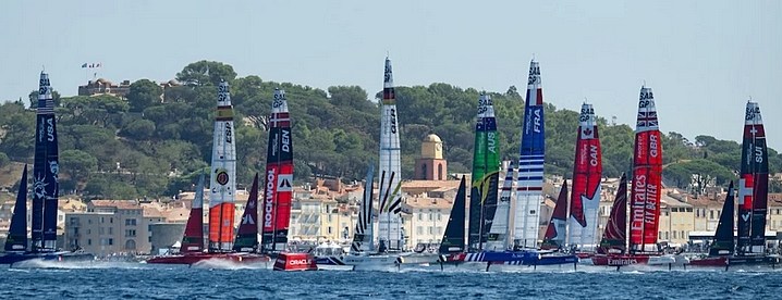 Avec une douzaine de catamarans ultrarapides (F50) et bardés de technologie, la SailGP assure le spectacle jusqu’à plus de 100 km/h sur l’eau.
